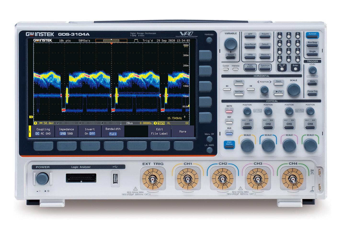 Osciloscopio digital GW Instek GDS-3104A de 1 GHz y cuatro canales visto de frente, con una señal en persistencia a color en pantalla y los cuatro conectores BNC de entrada en el frente.
