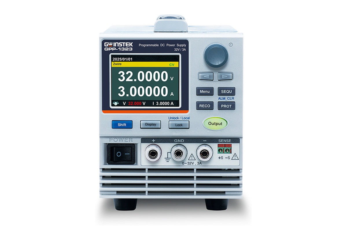 Fuente de poder DC programable GW Instek GPP-1323 vista de frente, con la pantalla marcando 32 V y 3 A en modo tensión constante, bornes de salida y bloque de sensado remoto.