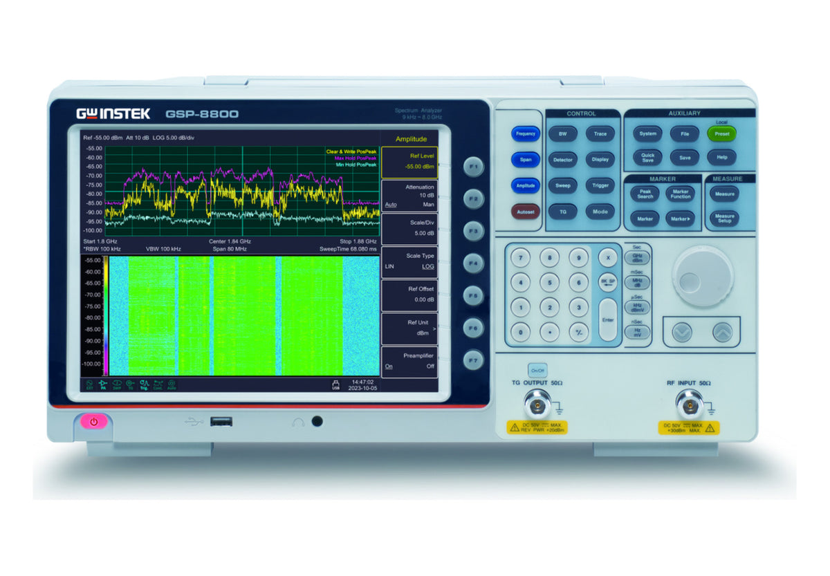 Analizador de espectro GW Instek GSP-8800 de 9 kHz a 8 GHz visto de frente, con la traza de espectro y el espectrograma en cascada en pantalla, teclado de funciones y las conexiones de salida TG y entrada RF de 50 ohm.
