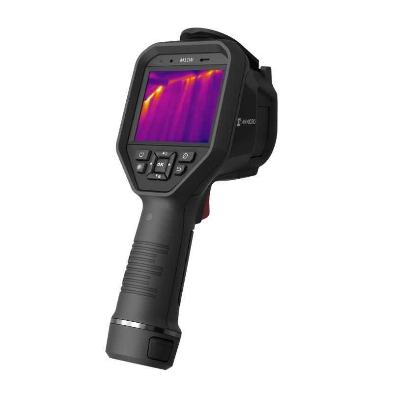Cámara termográfica de pistola Hikmicro M11W vista de frente en tres cuartos, con el rótulo M11W sobre la pantalla, que muestra una imagen térmica, y la botonera de control.