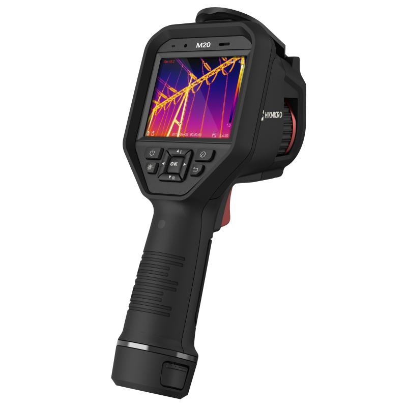 Cámara termográfica de pistola Hikmicro M20 vista de frente en tres cuartos, con el rótulo M20 sobre la pantalla, una imagen térmica de una torre de alta tensión y la botonera de control.