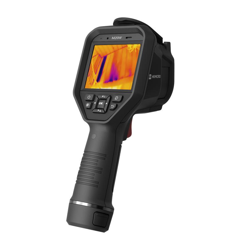 Cámara termográfica de pistola Hikmicro M20W vista de frente en tres cuartos, con el rótulo M20W sobre la pantalla, que muestra una imagen térmica, y la botonera de control.