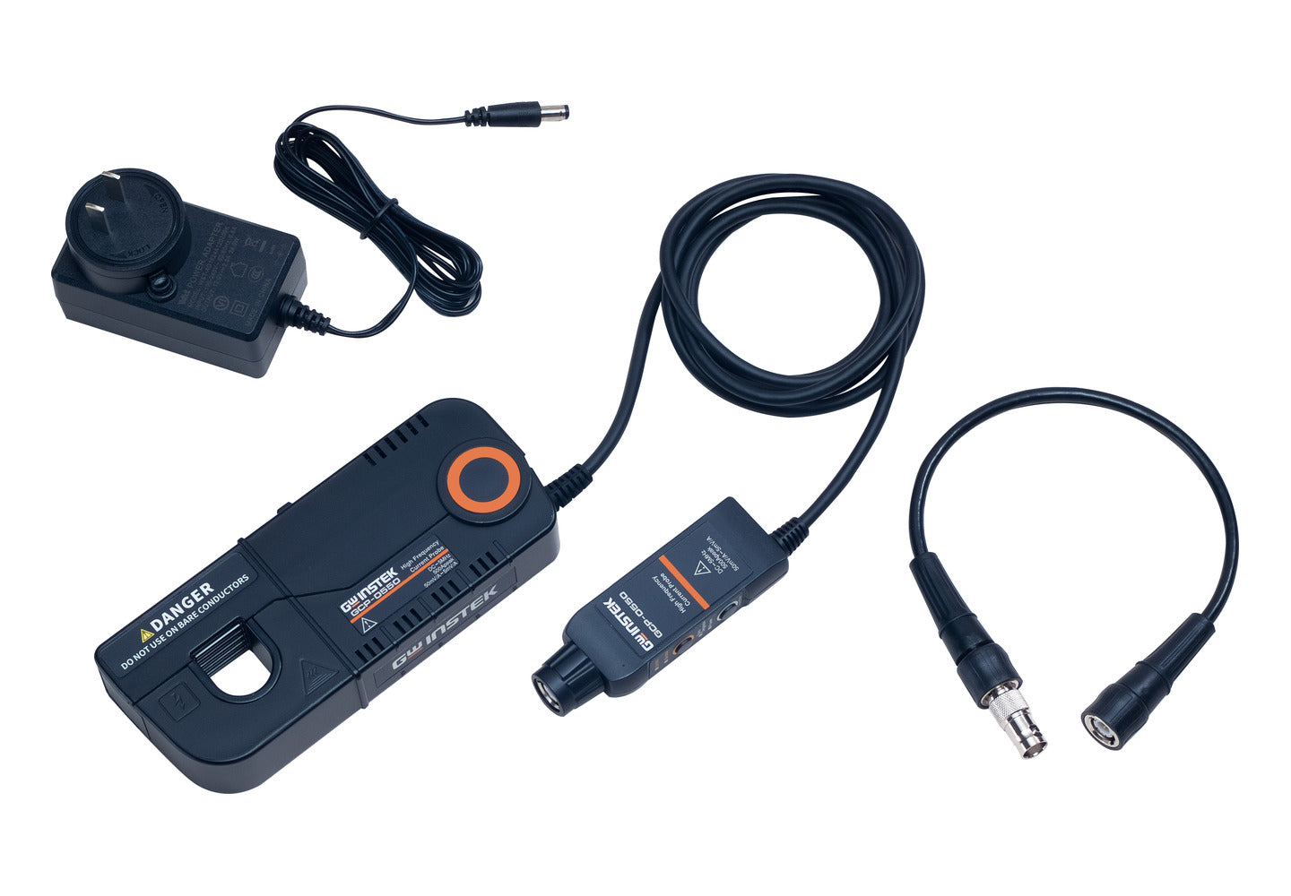 Sonda de corriente de alta frecuencia GW Instek GCP-0550 con su cabezal de pinza partida, la caja de control en línea, el cable BNC con terminación de 50 ohm y el adaptador de poder que la alimenta.