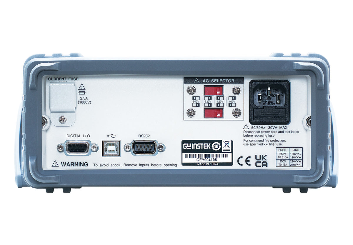 Panel trasero del multímetro de banco GW Instek GDM-9052, con puerto de entrada y salida digital, USB tipo B, RS-232, portafusible de corriente y selector de tensión de red.