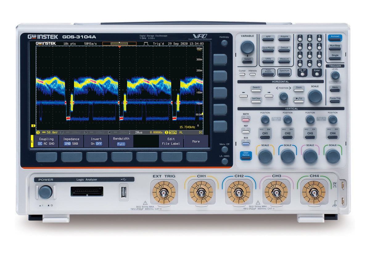 Osciloscopio digital GW Instek GDS-3104A de 1 GHz y cuatro canales visto de frente, con una señal en persistencia a color en pantalla y los cuatro conectores BNC de entrada en el frente.