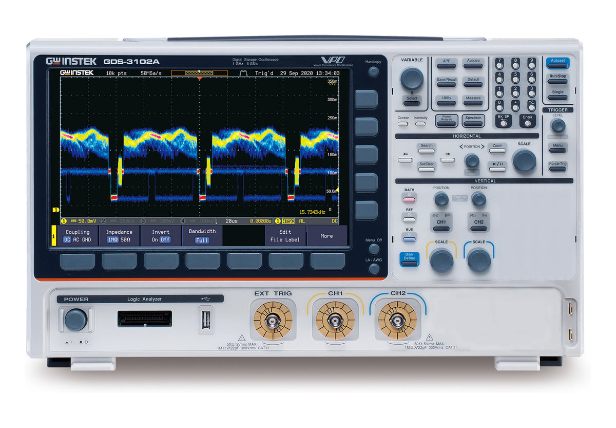 Osciloscopio digital GW Instek GDS-3102A de 1 GHz y dos canales visto de frente, con la señal en pantalla y los conectores BNC de entrada CH1, CH2 y disparo externo.