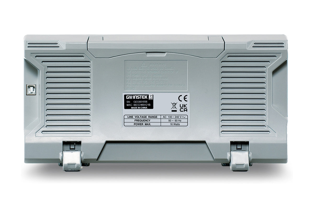 Panel trasero de un osciloscopio GW Instek GDS-912G, con puerto USB tipo B, etiqueta de características con marcas CE y UKCA, y las patas abatibles de inclinación.