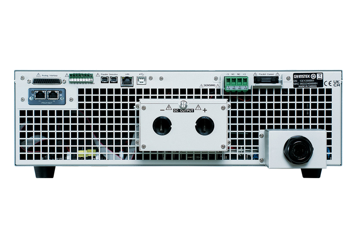 Panel trasero de una fuente de poder DC GW Instek de la serie PHU, con los bornes de salida DC bajo tapa protectora, bloque de sensado remoto, interfaz analógica, LAN, USB y conector de control en paralelo.